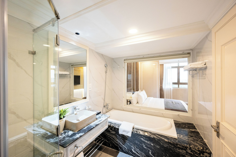 Bathroom 5, LaChateau Hotel, District 8