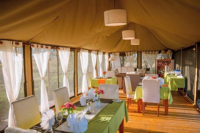 Banquet hall, Kenzan Matawi Serengeti camp, Serengeti