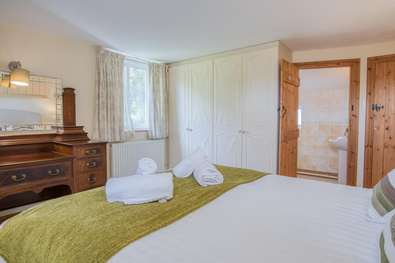 Room 2, Bullcroft - 6 Bedroom House - Oxwich, Swansea