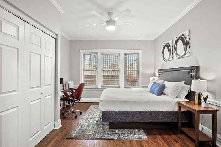 Room 5, Cozy 2BR in Chicago - Roscoe 08-1W, Cook