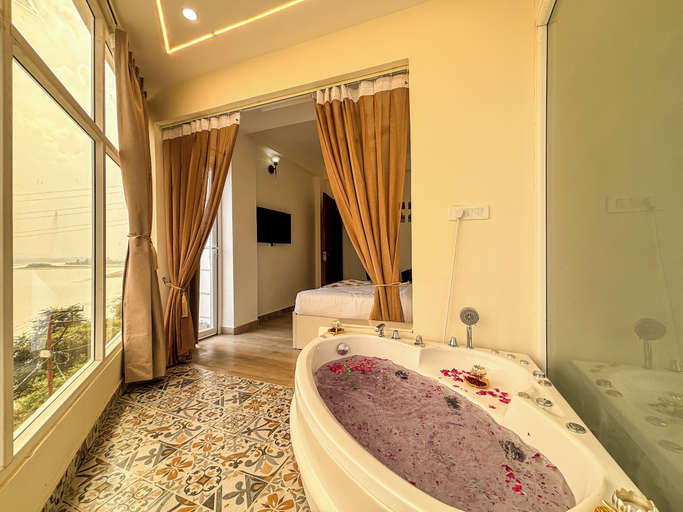 Private spa tub 4, The Neeraj Ganga Rajmahal Wellness Dream, Garhwal