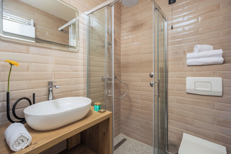 Bathroom 4, Hotel Delfin, Omišalj