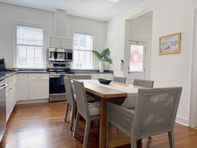 Private kitchen 2, Classy 3-Story Downtown Apt, Chatham