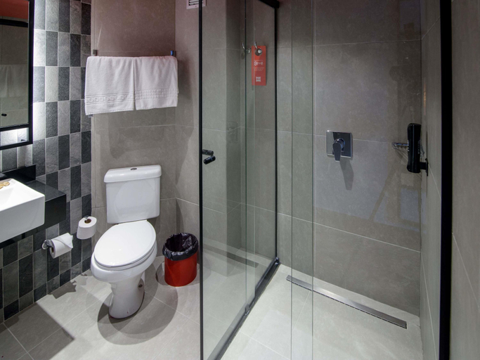 Bathroom 5, ibis Curitiba Batel, Curitiba