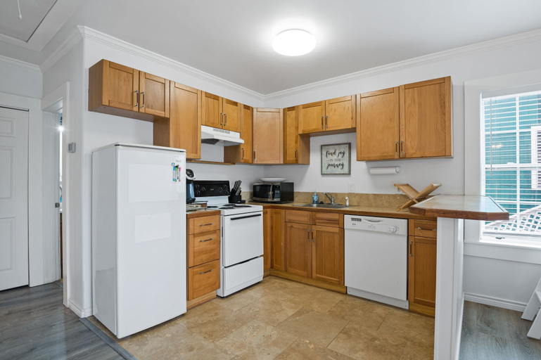 Private kitchen 5, Bungalow On Ave O 1 Bedroom Home, Galveston