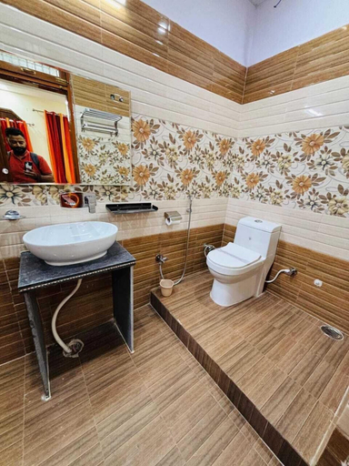 Bathroom 3, hotel chitrakoot, Varanasi