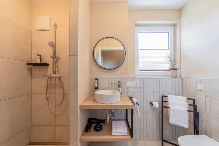 Bathroom 2, Adler Apartments, Ortenaukreis