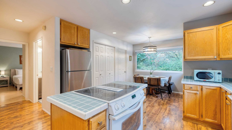 Interior 5, Forest Front Home w/ Fire Pit, Mins to Beaches, Wineries & Trails Cedarview Retreat by Avantstay, Island