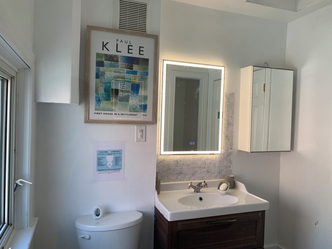 Bathroom 4, Winnipeg Holiday, Division No. 11