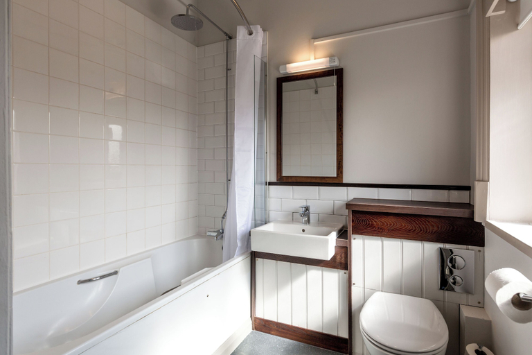 Bathroom 3, Southern Cross, Hertfordshire