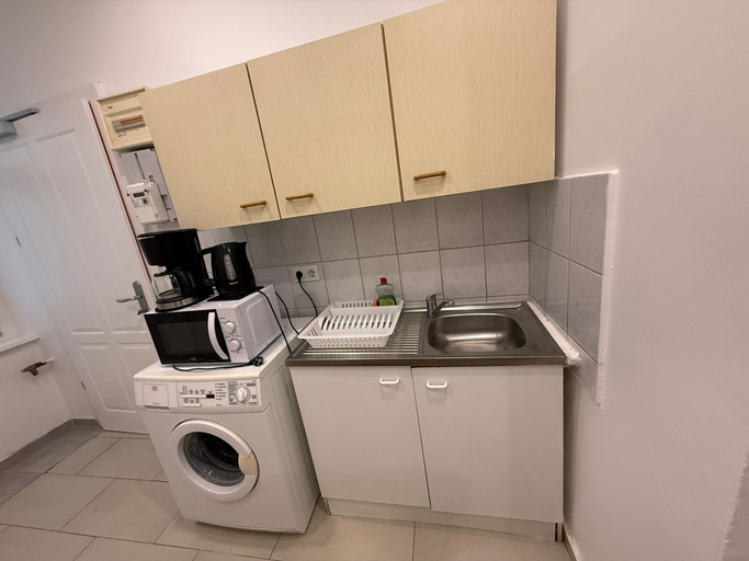 Private kitchen 5, Budget 1BR Apt Close to Westbahnhof, Wien