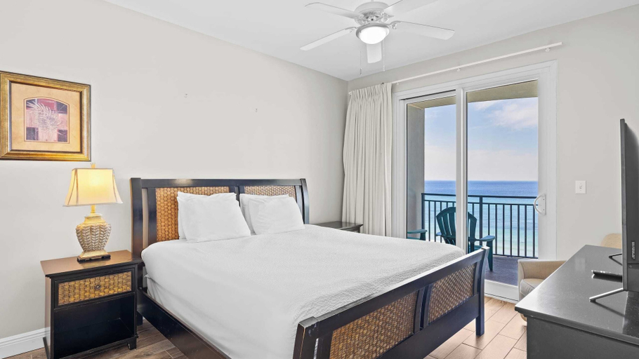 Interior 2, 2 Beachfront Condos BBQ Balconies, Resort Pool, Hot Tub + Direct Beach Access, Bay