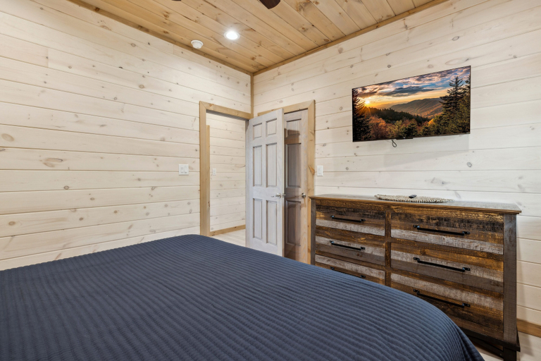 Room 2, Celestial Haven 3 Bedroom Cabin, Sevier