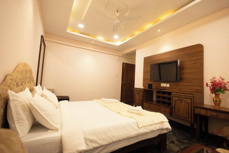 Courtyard view 2, Green Paradise Hotel And Restaurant, Satara