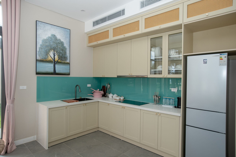 Private kitchen 4, Solar LuxStay Villa - Long Beach, Móng Cái