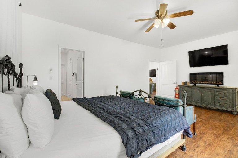 Room 2, Hill Country Relaxstation Getaway, Kendall