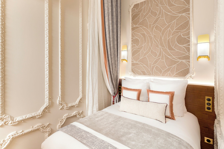 Room 2, Merveil Signature Suite - Marignan, Paris