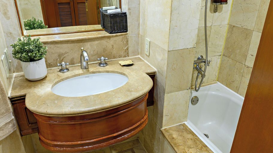 Bathroom 3, Ortigas CBD Near Business & Shopping Hubs, Pasig City
