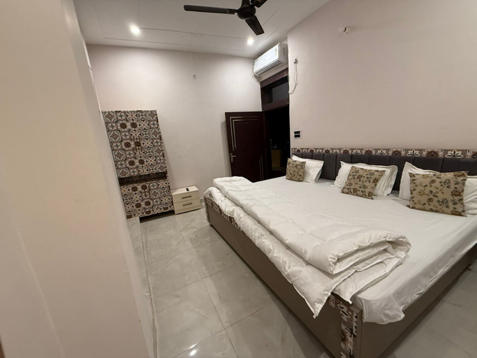 Room 5, Hotel Ramarsh Palace, Faizabad