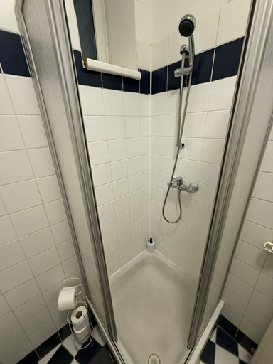 Bathroom 2, 2BR Plus LR Apartment Sleeps 6 Central, Wien