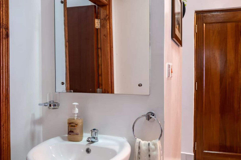 Bathroom 5, 2BR Apartment in Mombasa - Pool & Near Beach, Mvita