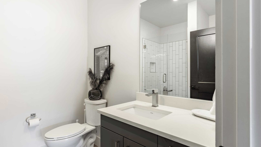 Bathroom 4, Prime Walkable Midtown Location, Pool, Gym Outlaw's Den by Avantstay, Davidson