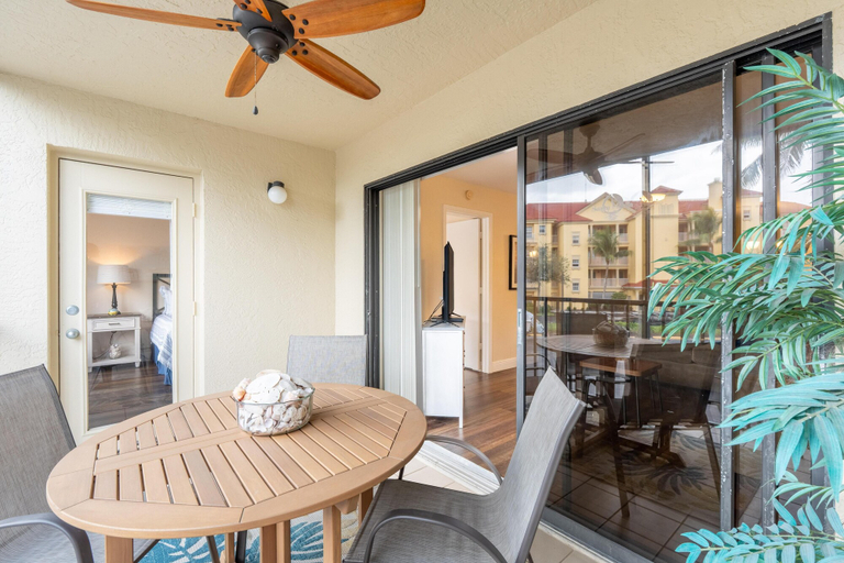Outdoor dining 3, Santa Maria II #111, Lee
