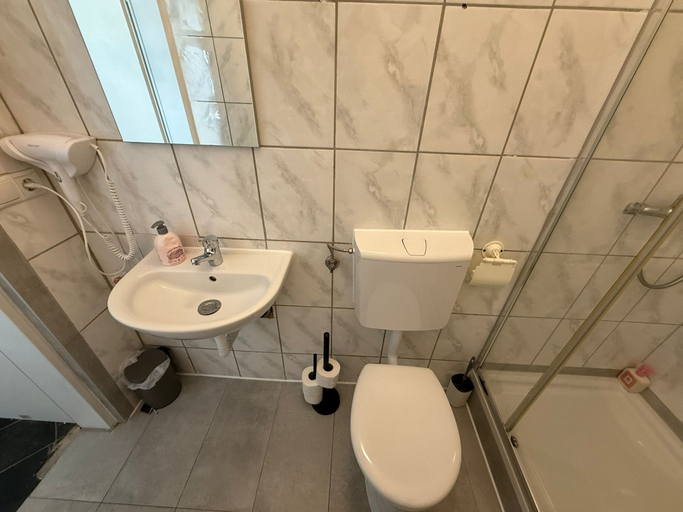 Bathroom 3, Simple 2BR Near Westbahnhof Station, Wien