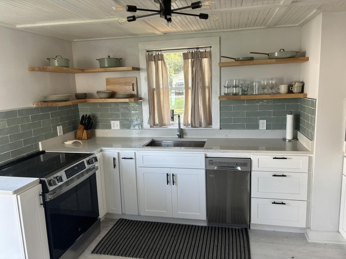 Private kitchen 4, Sweet Mary 2 Bedroom Home by RedAwning, Chautauqua
