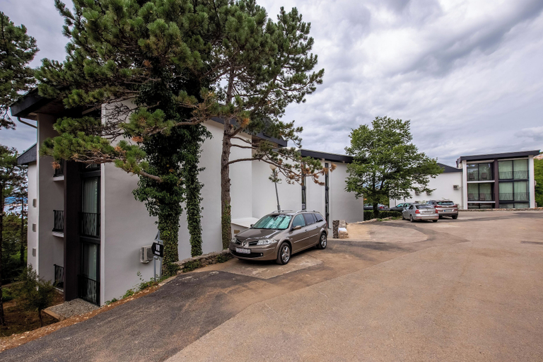 Exterior, Paviljoni Omorika, Crikvenica