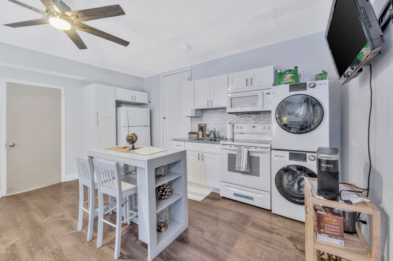 In-room dining, St Conrad Bungalow House, Hillsborough