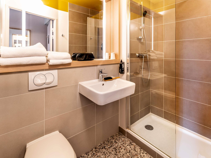 Bathroom 4, ibis Styles Prevessin Geneve Airport, Ain