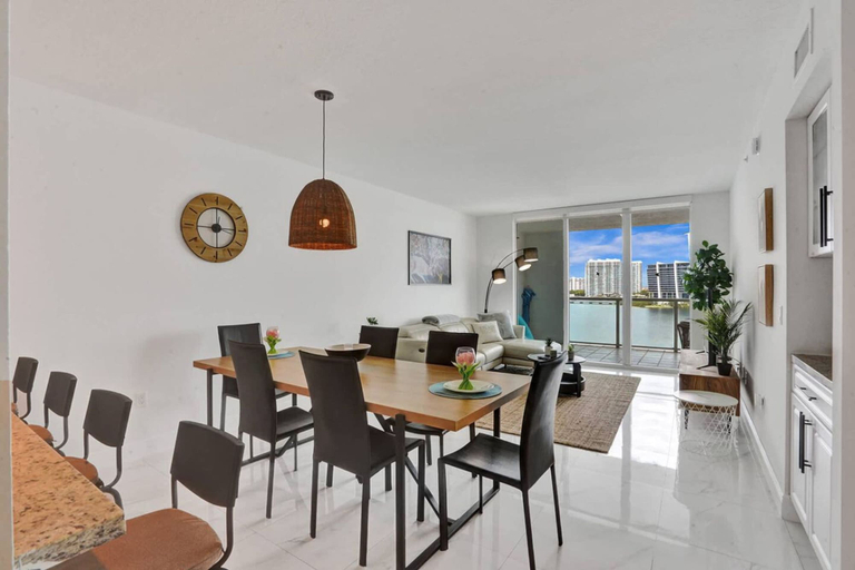 Room 3, Marina bay Sunny Isles 1005, Miami-Dade