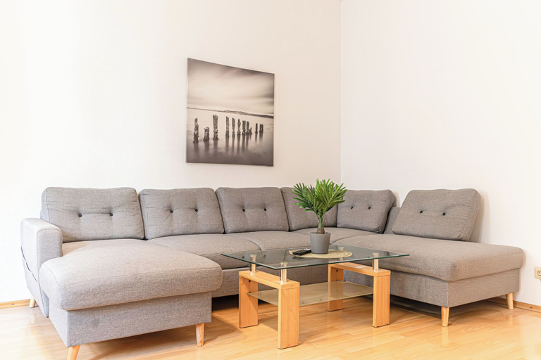 Living room 5, Basic 2BR Apt Near Westbahnhof, Wien