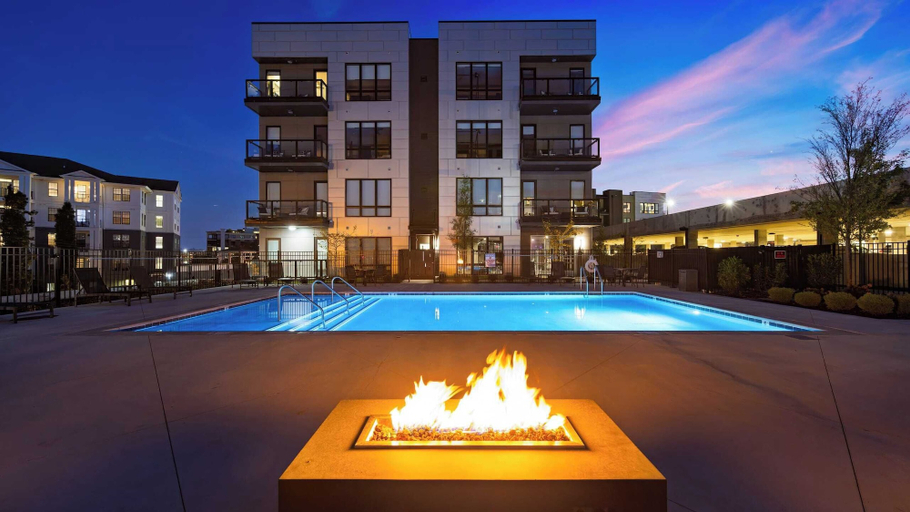 Sport & Beauty 5, Prime Walkable Midtown Location, Pool, Gym Outlaw's Den by Avantstay, Davidson