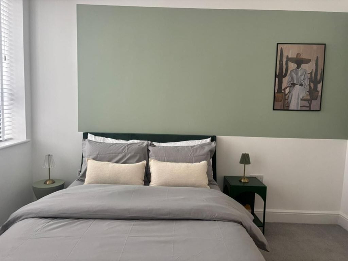 Room 3, Stunning 3 Bed Apartment By Urban Roost, West Sussex