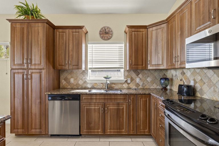 Private kitchen 5, 241 Oasis Pearl: 3br Pool Home! 3 Bedroom Home, Lee