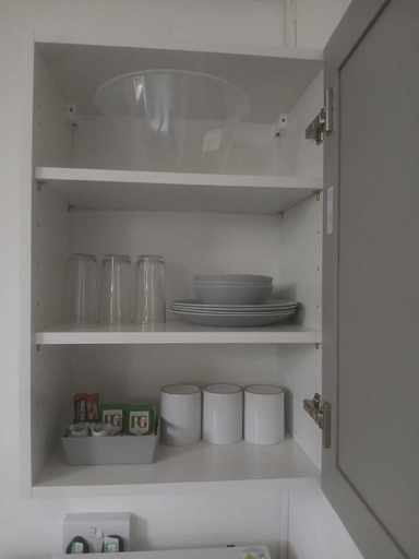 Private kitchen 5, Ground-Floor Family Studio Apartment with Double and Single Beds – Free Parking, Hampshire