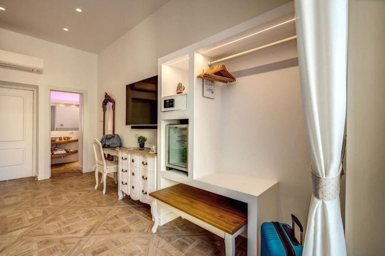 Room 3, Sorrento Square Suites, Napoli