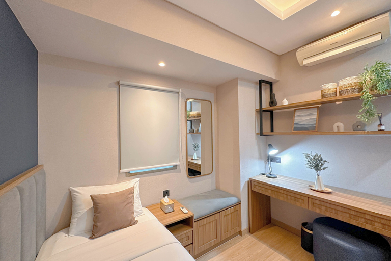 Room 4, Modern Look With Wooden Accent 3Br At Kondominium Puncak Marina Apartment, Surabaya