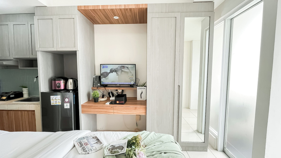 Room 2, Simple Space Studio At Belmont Residence Puri Apartment, West Jakarta