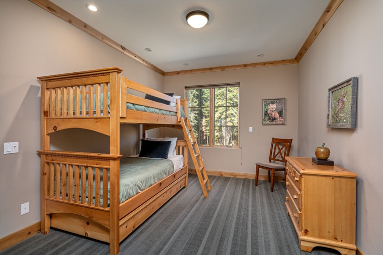 Room 5, Modern Condo- Jacuzzi Tub SM #201 by Bear Valley Vacation Rentals, Alpine