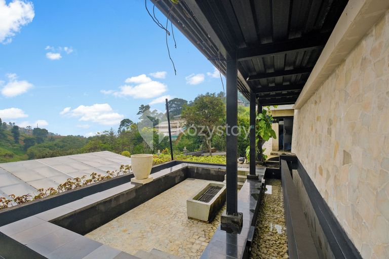 Rooftop terrace 4, Griya Keraton Villa by Kozystay - Dago, Bandung