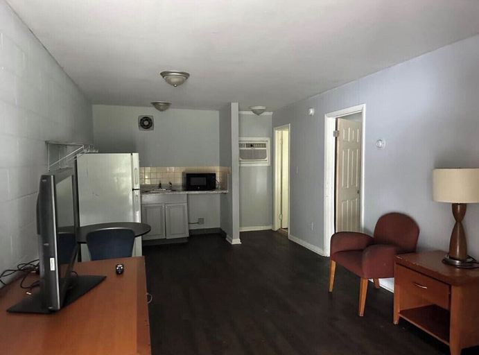 Living area 5, Paradise Suites, Newport News