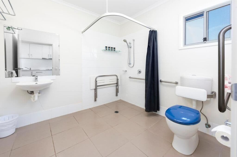Bathroom 4, Chinchilla Tourist Park, Chinchilla