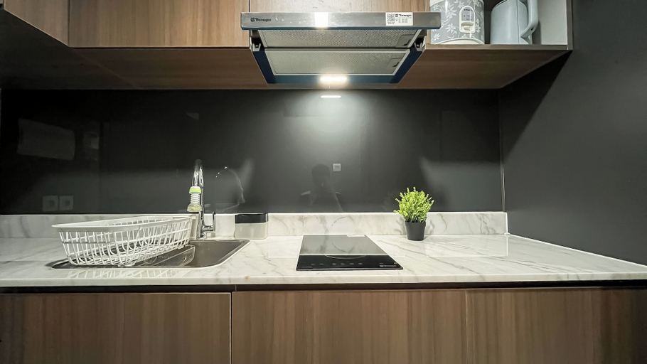 Private kitchen 2, Urban Industrial Touch 1Br Apartment At The Smith Alam Sutera, Tangerang