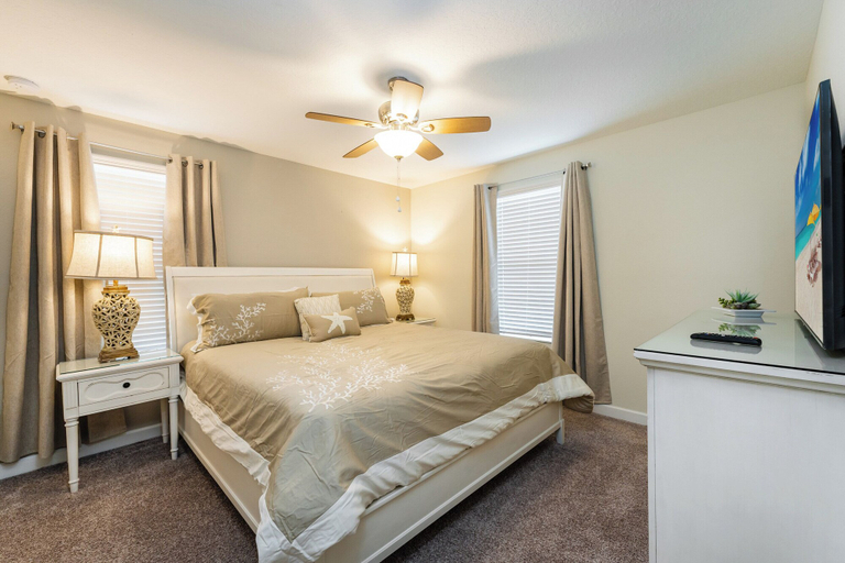 Room 4, 9BR Villa Home Theater Pool Sleeps 16, Osceola