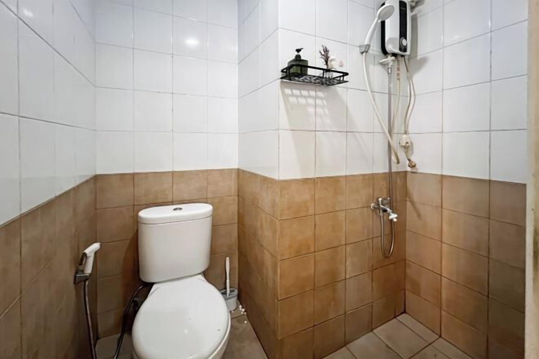 Bathroom, 2BR Apt Green Pramuka w/ WiFi, Netflix and Pool by 2ndHome, Jakarta Pusat