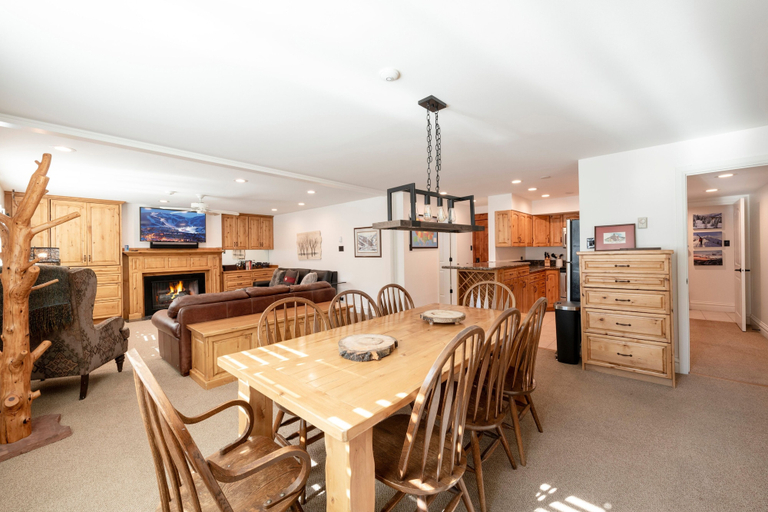 Dining 3, Resort Plaza Condominiums 5030 - 5064, Summit