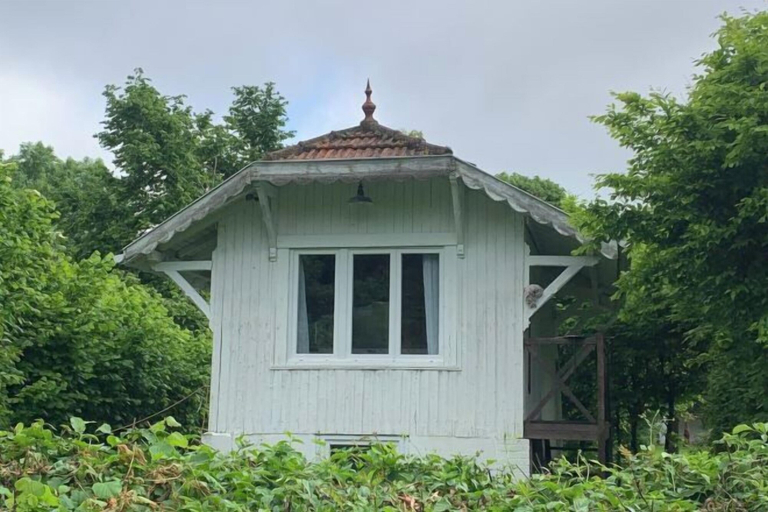 Exterior 4, Romantic Nature Chalet – Peaceful Escape by the Marne River, Seine-et-Marne